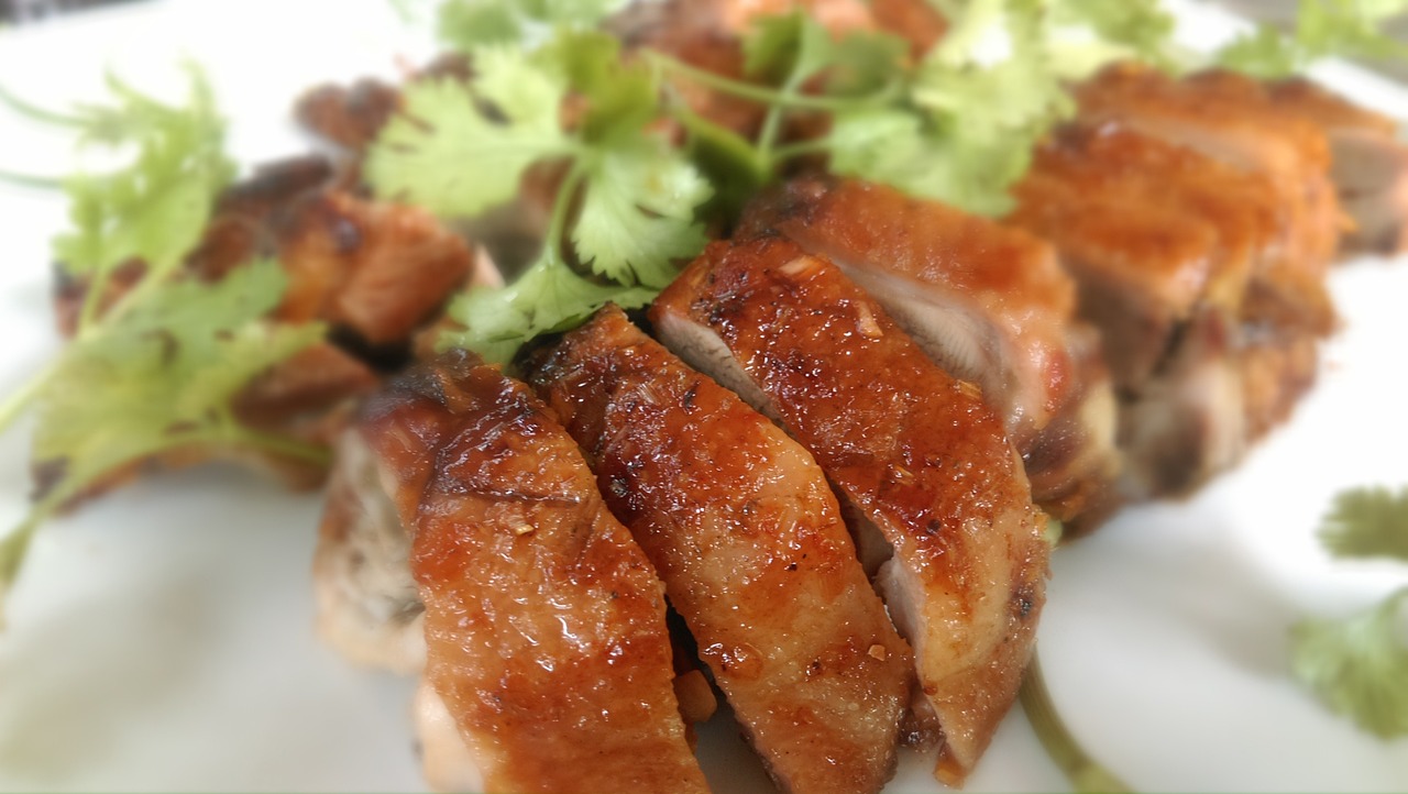 探索美食艺术，烤鸭新式摆盘的创新之旅
